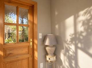 <p><span>Laagbouwwoning op een mooi perceel van 1.268 m² rustig gelegen met tal van mogelijkheden</span><span><br /><br />Op zoek naar een ruime woning met een grote tuin, voldoende parkeergelegenheid én extra ruimte voor een zelfstandige activiteit of hobby? Dan is deze goed onderhouden laagbouwwoning uit 1976 zeker het ontdekken waard.<br /><br />De woning is gelegen op een ruim perceel van 1.268 m² en beschikt over een bewoonbare oppervlakte van circa 165 m². Dankzij de ligging in een doodlopende straat geniet u hier van een rustige woonomgeving, terwijl winkels, scholen, openbaar vervoer en natuur in de nabije omgeving te vinden zijn.<br /><br />Bij het binnenkomen beschikt de woning over een gezellige en ruime leefruimte, die een aangename plek vormt om te ontspannen en samen te genieten. Vanuit de leefruimte is er rechtstreeks toegang tot de geïnstalleerde keuken, die praktisch aansluit op de leefruimtes. <br /><br />Een bijkomende troef is de ruime veranda, waar u in alle rust kunt genieten van het zicht op de mooie, groene tuin. Dankzij de aangename lichtinval vormt deze ruimte een heerlijke plek om te genieten van de tuin en de buitenomgeving, zowel in de zomer als tijdens de tussenseizoenen.<br /><br />Er zijn twee ruime slaapkamers. Een van deze kamers wordt vandaag gebruikt als bergruimte/wasruimte, maar kan eenvoudig opnieuw ingericht worden als tweede slaapkamer, bureau, hobbyruimte of polyvalente kamer.<br /><br />De badkamer is uitgerust met zowel een bad als een douche, evenals een toilet.<br /><br />Een belangrijke troef is de riante garage, die momenteel ingericht is als werkruimte. Deze ruimte biedt heel wat mogelijkheden en is bijzonder interessant voor een zelfstandige die nood heeft aan extra werk-, opslag- of stockageruimte. Ook voor hobbyisten of wie graag extra bergruimte ter beschikking heeft, is dit een sterke meerwaarde.<br /><br />Daarnaast beschikt de woning over een ruime oprit, waardoor er voldoende plaats is voor meerdere voertuigen.<br />De tuin en het terras zijn zuidoostelijk georiënteerd, waardoor u optimaal kunt genieten van de buitenruimte en van de ochtend- en middagzon. Het grote perceel biedt bovendien heel wat mogelijkheden voor wie houdt van tuinieren, ontspanning of extra buitenruimte.</span><span><br /><br />Vergunde plannen en bijgebouwen</span><span><br /><br />Achteraan links op het perceel bevindt zich een bijgebouw van circa 3,30 m x 6,60 m, gelegen op ongeveer 3 meter van de linker perceelsgrens en circa 5 à 6 meter van de achterste perceelsgrens, waarvoor volgens de beschikbare informatie een vergunning werd verleend. Voor de overige bestaande bijgebouwen dient de vergunde toestand verder te worden nagegaan.<br /><br />Deze ruime woning biedt een combinatie van ruimte, rust, een groot perceel, een zuidoostgerichte tuin, een ruime oprit en een riante garage/werkruimte. Dankzij de indeling en de beschikbare ruimte zijn er bovendien verschillende mogelijkheden om de woning verder aan te passen aan uw persoonlijke woon- of werksituatie.<br /><br />Interesse? Ontdek tijdens een bezoek zelf de ruimte, mogelijkheden en rustige ligging van deze woning.</span></p>