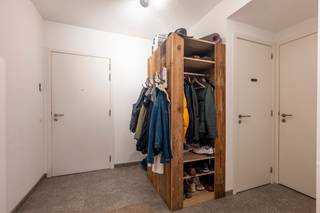 Huurprijs: 1.250 EUR per maand+ 100 EUR per maand voor ondergrondse autostaanplaats en berging+ 186 EUR per maand gemeenschappelijke kostenKosten...