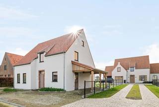 Deze charmante nieuwbouwvilla op lot 2 aan de Diksmuidesteenweg in Hooglede is volledig opgebouwd en wordt nu verder door Dumobil voor jou...