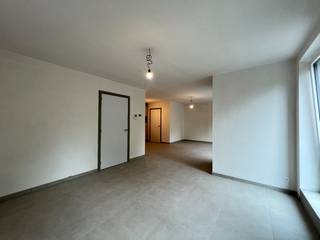 Dit nieuwbouwappartement is gelegen op de Rijselseweg tegenover de verdronken weide op een boogscheut van de Grote Markt en winkels. <br /><br />Het appartement is voorzien van een inkomhal met apart toilet, een lichtrijke woonkamer met open keuken, een berging, 2 slaapkamers, een badkamer, 2 terrassen en private autostaanplaats en een gemeenschappelijke fietsenberging. <br /><br />Gemeenschappelijke kosten: €55/maand. <br /><br />Beschikbaar vanaf 01/09/2026.