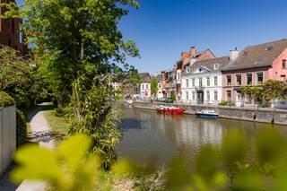 À VENDRE – Situé au Willem de Beersteeg 7, cet appartement lumineux bénéficie d’un emplacement unique au bord de l’eau, en plein cœur de Gand.<br />PEB : A<br />Mobiscore : 9,5<br /><br />Le Willem de Beersteeg est une ruelle étroite et calme située dans le centre-ville, à proximité du quartier du Patershol / vieux centre.<br />La rue se termine en cul-de-sac sur la Lys, avec à son extrémité un petit parc et une vue sur l’eau.<br />À distance de marche, entre autres, du Gravensteen / Patershol, de la Vrijdagmarkt et de la place Saint-Bavon.<br />Accès aisé au ring urbain R40 ainsi qu’aux autoroutes E17 et E40.<br /><br />Composition et atouts :<br />3 chambres spacieuses et lumineuses<br />Agréable espace de vie ouvert avec beaucoup de lumière naturelle<br />Cuisine moderne intégrée au séjour<br />Terrasse conviviale, idéale pour profiter de l’extérieur<br />Local à vélos pratique<br />Installation électrique conforme<br /><br />Intéressé(e) ? N’hésitez pas à nous contacter pour plus d’informations ou pour une visite via deborah@vicusvastgoed.be<br />ou au 0479/768.126