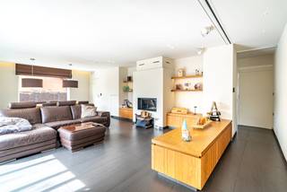 Ben je op zoek naar een instapklare villa (EPC B) met veel ruimte en mogelijkheden? Deze woning combineert comfortabel wonen met een ruime loods van maar liefst 75 m². Ideaal voor wie wonen en werken wil combineren, of voor wie op zoek is naar een uitzonderlijk ruime garage.<br /><br />TROEVEN<br />* Loods van 75 m²<br />* 5 slaapkamers<br />* Zuidgerichte tuin met overdekt terras<br />* Volledig onderkelderd<br />* Ruime tuinberging<br />* Veel parkeermogelijkheden<br /><br />INDELING<br />Ruime inkomhal met aansluitend een aangename en lichtrijke leefruimte met prachtige open keuken. Op het gelijkvloers bevinden zich 3 slaapkamers en een badkamer met zowel een bad als een douche. <br />Op de eerste verdieping zijn er nog 2 slaapkamers, waarvan één voorzien is van een ruime dressing.<br />De woning is volledig onderkelderd en biedt daardoor heel wat extra bergruimte.<br />Buiten geniet je van een zuidgerichte tuin met overdekt terras en ruime tuinberging. Dankzij de grote oprit is er plaats voor meerdere wagens.<br /><br />De absolute troef is de loods van 75 m². Deze biedt tal van mogelijkheden: een zelfstandige activiteit, hobbyruimte of een bijzonder ruime garage voor meerdere wagens, een mobilhome of andere voertuigen.<br /><br />Een veelzijdige villa met ruimte voor wonen, werken én genieten. Interesse? Plan snel je bezoek!