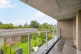 <p><span>Recent gebouwd appartement (87m²) met 2 slaapkamers, terras, garage met aparte berging en carport te Hulshout.</span></p><p><span> </span></p><p><span>Belangrijkste troeven: </span></p><p><span>- Centrale ligging</span></p><p><span>- Kwalitatief afgewerkt</span></p><p><span>- Uitstekend onderhouden</span></p><p><span>- Zuidwest gericht terras</span></p><p><span>- Aparte berging voor wasmachine en droogkast</span></p><p><span>- Garagebox met aparte berging</span></p><p><span>- Carport</span></p><p><span> </span></p><p><span>Bekijk zeker ook de grondplannen met de afmetingen. Zo krijgt u van thuis uit al een perfect beeld van wat dit appartement te bieden heeft!</span></p><p><span> </span></p><p><span>Wenst u meer info of een vrijblijvende bezichtiging, contacteer dan ons kantoor op het nummer 011 85 15 15 en wij helpen u graag verder.</span></p>
