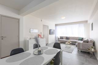 Ontdek dit<strong> lichtrijke appartement</strong>, perfect voor zowel <strong>eigen bewoning als investering</strong>. Het appartement beschikt over <strong>twee ruime slaapkamers</strong> en <strong>een ruim terras aan de achterzijde</strong>, ideaal om te ontspannen.<br /><br /><strong>De open keuken</strong> is volledig uitgerust en vormt samen met de leefruimte een aangename, open woonomgeving. De badkamer is voorzien van een stijlvol l<strong>avabomeubel en een inloopdouche</strong>. Daarnaast is er een <strong>apart toilet.</strong><br /><br />Extra troeven zijn de <strong>conforme elektrische installatie</strong> en een <strong>gunstige EPC-score (B)</strong>, wat zorgt voor een energiezuinig en comfortabel verblijf. Dit appartement werd tot nu toe gebruikt als <strong>vakantieverhuur, maar is ook perfect geschikt als vaste woonst.</strong><br /><br />Bovendien wordt het appartement volledig <strong>gemeubeld verkocht</strong>, waardoor het meteen <strong>instapklaar</strong> is. Er is een <strong>privatieve kelder</strong> en een <strong>gemeenschappelijke fietsenberging</strong> aanwezig. <br /><br />Op heden is het appartement op jaarbasis verhuurd met een mooi rendement (1050 euro per maand).. 