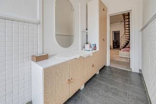 Vous recherchez un logement pour primo-accédants prêt à emménager et situé en centre-ville ? Ce charmant logement se trouve à proximité du centre-ville et de la gare de Saint-Nicolas, ce qui permet d'accéder facilement aux commerces, aux restaurants, aux transports en commun et à d'autres commodités. Le logement est prêt à emménager et dispose d'une installation électrique conforme ainsi que d'un label EPC C. Il n'y a donc aucune obligation de rénovation et vous pouvez y élire domicile sans travaux importants. Une maison idéale pour les jeunes ménages ou pour ceux qui recherchent un bien pratique et situé au cœur de la ville. Ça vous intéresse ? N’hésitez pas à prendre rendez-vous pour une visite et découvrez par vous-même tout ce que cette maison a à offrir !