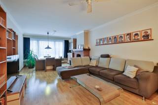 Dans le quartier d'Ertbrugge, sur la Ruggeveldlaan située au centre, nous trouvons cet appartement à rafraîchir au premier étage d'un immeuble...