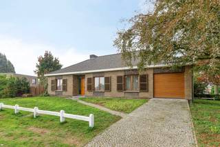 Ruime bungalow met 3 slaapkamers, garages en aangename tuin op een rustige ligging
Op zoek naar een ruime woning met alles op één niveau, een aangename tuin én heel wat praktische extra’s? Deze vrijstaande bungalow biedt een mooie combinatie van comfort, ruimte en mogelijkheden en vormt een uitstekende basis om volledig naar eigen smaak te moderniseren en energetisch te renoveren.
Bij het binnenkomen valt meteen de aangename lichtinval en de ruime leefruimte op. De woning beschikt over drie slaapkamers, waardoor ze zowel geschikt is voor een gezin als voor wie op zoek is naar een comfortabele woning met extra ruimte voor een bureau, hobbykamer of logeerkamer. Verder zijn er twee toiletten, droge kelder en een praktische indeling die heel wat mogelijkheden biedt.
Een grote troef is de ruime zolder, die bijzonder veel bergruimte biedt. Daarnaast beschikt de woning over een inpandige garage én een tweede garage buiten, wat ideaal is voor wie nood heeft aan extra parkeer- of opslagruimte. Ook op de oprit en rond de woning zijn er voldoende parkeermogelijkheden.
Buiten geniet je van een aangenaam tuintje met mogelijkheden, waar je in alle rust kunt genieten en dat bovendien nog verder naar eigen wensen kan worden ingericht.
De woning biedt tegelijk de mogelijkheid om ze stap voor stap te moderniseren en verder te optimaliseren, onder meer op het vlak van isolatie en energiezuinigheid. Hierdoor creëer je een woning die volledig aansluit bij je eigen smaak en hedendaagse woonwensen.
De rustige en kindvriendelijke omgeving, gecombineerd met een vlotte bereikbaarheid en de nabijheid van de nodige voorzieningen, maakt dit bovendien een bijzonder aangename woonomgeving.
Exclusief te koop aangeboden via de Oximo online verkoopsprocedure. Voor registratie en aanvaarding van de verkoopsvoorwaarden zie www.oximo.be.