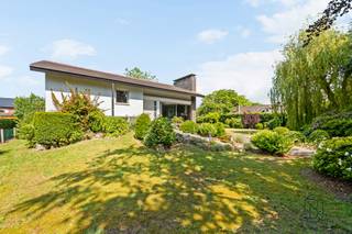 Villa op een perceel van 900 m² in het gegeerde villapark De Piste te Zulte.

Deze uitstekend onderhouden woning biedt een ruime lichtrijke leefruimte met parketvloer, volledig uitgeruste keuken met eetplaats, 3 slaapkamers, badkamer, tweede badkamer met aansluitende bureau/studieruimte, inpandige garage en een volledig onderkelderde verdieping met diverse bergingen en technische ruimtes.

Aangelegde tuin met extra vrijstaande garage achteraan het perceel. De woning is bovendien uitgerust met een lift en diverse voorzieningen voor minder mobiele personen.

Topligging in een residentiële en rustige omgeving, met alle comfort van gelijkvloers wonen.

Meer info of bezoek? arne@immobeguin.be