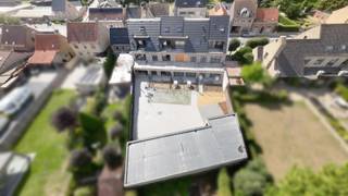 <span><span>Residentie 'Jagershof', verwijzend naar de vroegere Feestzaal gelegen langs de Woumenweg (invalsweg Ieper-Diksmuide), is een unicum voor Diksmuide en omstreken. De realisatie is ontwikkeld door FI2BUILD die zich als bouwheer profileert als bijzonder klantgericht, vernieuwend en beschikt over een duidelijke visie wat betreft toekomstgericht wonen. De residentie bevindt zich op wandelafstand van het centrum van Woumen waar men tal van kwalitatieve handelszaken kan aantreffen. Ook de grote winkelketens bevinden zich bij intrede van Diksmuide op enkele minuten rijden van de locatie. <br /><br />Residentie 'Jagershof' beschikt over <strong>11 ruime appartementen</strong> met <strong>2 of 3</strong> slaapkamers en een totale <strong>oppervlakte variërend van 88 m² tot 144 m²</strong>. Daarnaast beschikt elk appartement ook over 1 of meerdere terrassen van <strong>9 m² tot 29 m²</strong>. Achterliggend biedt de residentie 5 garages aan (voorzien van automatische sectionaalpoort), 6 parkeerplaatsen, een afzonderlijke (afgesloten) fietsenberging en een pétanque plein. Kopers die op heden instappen in dit nieuwbouwverhaal hebben bijkomende voordelen, ondermeer de vrije keuze in de afwerking van de keuken, badkamer en de vloer van uw appartement. Het lastenboek voorziet ruime mogelijkheden voor de koper om zijn eigen accent te leggen in de verdere afwerking (ruime budgetten voorzien voor verdere afwerking - op te vragen bij makelaar).<br /><br />Bij de ontwikkeling werd door de bouwheer een bijzondere aandacht besteed aan <strong>kwalitatieve en duurzame materialen</strong> in combinatie met een unieke en karaktervolle architectuur (architectenbureau Vanhoorn-Maeckelbergh) passend bij deze locatie. Naast de vormgeving zijn ook de keuze van technieken hierbij van essentieel belang, hierbij koos men resoluut voor <strong>uiterst energiezuinige en vernieuwende methodes</strong>. Ieder appartement zal afgewerkt worden met een <strong>Smart Air Klimaatsysteem</strong> (via individuele <strong>lucht/lucht warmtepomp</strong> per appartement), een uniek een vooruitstrevend systeem die koeltechnische warmte of koude omzet in warm/koude lucht en via kanalisatie verdeeld (in combinatie met een <strong>ventilatie systeem D</strong>). Door deze keuze beschikt het appartement over een volwaardig acclimatisatie systeem waardoor elke bewoner tijdens warme zomermaanden zijn appartement perfect <strong>kan koelen (airco)</strong>! Een thermostaat per ruimte behoort hierbij ook tot de mogelijkheden (zie lastenboek). Tevens beschikt ieder appartement over zonnepanelen individueel aangesloten (geen gasaansluiting meer in deze residentie). <br /><br /><strong>Appartement 02.03 </strong>is een appartement gelegen op het tweede verdiep van <strong>ca. 111m²</strong> bewoonbare oppervlakte (<strong>2 slaapkamers</strong>). Het appartement beschikt over <strong>ca. 13m² </strong>aan terras (afgewerkt met tegels op tegeldragers). Wens je meer info en het lastenboek te bekomen van dit appartement? Neem dan even verder contact op met de makelaar en wij bezorgen u de brochure + lastenboek zodat je een totaalbeeld krijgt van dit interessant aanbod. <br /><br /><u><strong>Bijzondere troeven:</strong></u></span></span>
<ul>
<li><span><span>Kleinschalige residentie, lage gemeenschappelijke kosten; </span></span></li>
<li><span><span>Rustige ligging doch dicht bij het centrum (<strong>je kijkt achteraan uit op groen</strong>);</span></span></li>
<li><span><span>Modernste technologie (<strong>Smart Air systeem, zonnepanelen,...</strong>)</span></span></li>
<li><span><span>Karaktervolle en unieke architectuur;</span></span></li>
<li><span><span>Ruime appartementen met veel lichtinval;</span></span></li>
<li><span><span><strong>Beste prijs/kwaliteitverhouding</strong>;</span></span></li>
<li><span><span>De gekozen technieken laten ook toe om uw appartement in de zomer te koelen (<strong>airco</strong>)!</span></span></li>
<li><span><span>Parkeerplaatsen en garages achterliggend beschikbaar (<strong>gemetste garages</strong> - geen prefab);</span></span></li>
<li><span><span><strong>Fietsenstalling en vuilnislokaal </strong>aanwezig; </span></span></li>
<li><strong><span><span>Laadpalen voorzien om elektrisch te laden;</span></span></strong></li>
<li><span><span>...</span></span></li>
</ul>
<span><span>Kom langs op kantoor en ontvang een unieke <strong>verkoopbrochure </strong>van Residentie Jagershof</span></span><br /><br /><span><span>Bent u op zoek naar een prachtig en ruim appartement in een kleinschalige residentie als investering of als eigen bewoning?<br />Kom dan snel even langs bij ons op kantoor voor meer uitleg! <strong>Contacteer ons via 051 50 11 51.</strong> </span></span><br /><span><em>Opleveringsdatum na te vragen bij ons op kantoor en in functie van voorverkoop. </em></span>