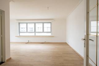 Ruim 3-slaapkamer appartement (95 m²) op de 1ste verdieping met lift aan centrum Beveren! Indeling als volgt: inkomhal met vestiairekast; ruime woonkamer op laminaat; aansluitend aan de woonkamer een terras; ingerichte keuken met kasten en toestellen (koelkast, combi-oven, keramische kookplaat, dampkap, dubbele spoelbak); badkamer met lavabo, inloopdouche, toilet en aansluitingen was- en droogautomaat; 3 slaapkamers op laminaatvloer (14 m² - 9 m² - 9 m²) met aan de twee kleinere slaapkamers toegang naar het tweede terras. Individuele verwarming! Lage provisionele onkosten van 100 euro / maand (INCL. privatief waterverbruik, poetsen gang, lift, onderhoud tuin, ...)! Onmiddellijk beschikbaar! EPC: 317 kWh/m²