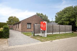 In de doodlopende straat Berkemei te Pulle vinden we deze charmante gezinswoning terug. Dankzij deze ligging kan men genieten van een rustige omgeving met toch een vlotte bereikbaarheid. Er zijn tal van voorzieningen in de nabije omgeving terug te vinden met bijkomend een goede verbinding met de omliggende gemeenten.<br /><br />Beschrijving:<br />Deze gelijkvloerse woning betreden we via de inkomhal met vestiaire om vervolgens terecht te komen in een ruime, lichtrijke leefruimte. De leefruimte is op haar beurt ingedeeld met een gezellige zithoek en eetkamer. Vervolgens is er aanpalend een keuken met ontbijthoek voorzien. Verder beschikt de gelijkvloerse verdieping over maar liefst 4 volwaardige slaapkamers en een badkamer met ligbad, douche, toilet en wastafel. Tot slot wordt deze woonst vervolledigt met een gastentoilet, een wasplaats en een badkamer met ligbad, douche, wastafel en toilet.<br /><br />Buiten zorgt het perceel van 629 m2 nog voor de mogelijkheid om te genieten van een rustige buitenruimte met een aangenaam terras. De goed onderhouden tuin is bovendien volledig omheind. <br /><br />Een vrijstaande garage met naastgelegen tuinberging biedt nog de nodige opslagruimte . Aan bergruimte is er verder zeker geen gebrek doordat de zolder over de volledige woning doorloopt en bereikbaar is via een valtrap.<br /><br />Extra:<br />- EPC: Indien 145 m³ van de 403 m³ wordt verwarmd met een A+ warmtepomp, dan zakt de score naar 298 = dat is een C label ipv het huidige E-label. Hierdoor is de renovatieverplichting mits een beperkte ingreep en beperkte investering opgelost.<br />- 4 slaapkamers<br />- Gelegen in een doodlopende straat<br />- Renovatieverplichting voor residentiële gebouwen is van toepassing. Meer info: https://energiesparen.be/renovatieverplichting.<br /><br />Voor meer informatie of een bezoek, neem contact met ons op via info@vastengoed.be of bel naar 014/72 73 74.<br /><br />Wenst u een gratis schatting van uw eigendom? Neem contact met ons op via 014/72 73 74.