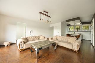 <p><span>Modern duplex appartement met twee slaapkamers, groot terras en een staanplaats</span></p><p><span> </span></p><p><span>Dit instapklare appartement ligt in een rustige straat te Sint-Katelijne-Waver. Toch beschikt de omgeving van deze woning ook over heel wat voorzieningen. Zo zijn winkels, scholen, sport en ontspanning op wandel- en fietsafstand van het appartement. Op nog geen tien minuten staat u met de fiets op de Grote Markt van Mechelen en ook beide Mechelse stations zijn vlot bereikbaar. Voor wie de wagen nodig heeft zijn de nieuwe Tangent en de R6 vlotte verbindingen met de E19 Antwerpen/Brussel, op slechts vijf minuten van de voordeur. Tot slot ligt aan de overkant van de straat een recent heraangelegd park met wandelpaden en speeltuinen.</span></p><p><span> </span></p><p><span>Het appartement zelf werd in 2016 gebouwd en beschikt over alle nodige voorzieningen. Op het gelijkvloers is er een zeer ruime woonkamer met een open leefkeuken. De keuken is volledig geïnstalleerd en voorzien van kwalitatieve toestellen. Een aparte inkomhal met gastentoilet maakt dat dit meer aanvoelt als een huis dan een appartement. Tot slot is er een praktische berging voorzien vlak naast de keuken. Op de eerste verdieping treft u twee grote slaapkamers, een berging en een badkamer aan. De badkamer is voorzien van een ruime inloopdouche, lavabo en een WC. Het zeer grote terras biedt plaats voor een lounge en een eettafel. In de hoek van het perceel werd een praktische berging voorzien voor al uw buitenspullen.</span></p><p><span> </span></p><p><span>Als kers op de taart zit er in dit aanbod een staanplaats vlak naast het gebouw inbegrepen. Er is ook de mogelijkheid tot onderhandeling over de tweede staanplaats er vlak naast.</span></p><p><span> </span></p><p><span>Indeling</span></p><p><span>Gelijkvloers</span></p><p><span>- inkomhal met aparte WC</span></p><p><span>- woonkamer </span></p><p><span>- keuken</span></p><p><span>- berging</span></p><p><span> </span></p><p><span>Eerste verdieping</span></p><p><span>- twee slaapkamers</span></p><p><span>- badkamer</span></p><p><span>- berging</span></p><p><span> </span></p><p><span>Troeven</span></p><p><span>- recent gebouw van 2016</span></p><p><span>- gunstig EPC- label</span></p><p><span>- uitstekende locatie</span></p><p><span>- parkeerplaats</span></p><p><span> </span></p><p><span>Ben jij geïnteresseerd in deze woning gelegen in Sint-Katelijne-Waver, ben je op zoek naar ander vastgoed, een investering of wens je de waarde van jouw eigendom te kennen? Dan ben je bij BOLT Immo aan het juiste adres! Wij helpen jou graag verder.</span><span> </span></p>