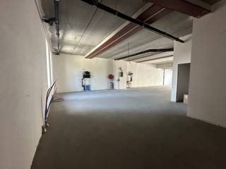 In de levendige Strandlaan van Sint-Idesbald staat deze gloednieuwe handelsruimte van 187,50m² te wachten op een ondernemer met ambitie. De...