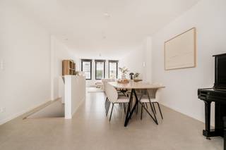 <p><span>Modern handelsgelijkvloers + duplex appartement in centrum Mechelen</span></p><p><span>In het hart van Mechelen vindt u dit instapklare handelshuis met tal van mogelijkheden. Het gelijkvloers is momenteel ingericht als kantoorruimte met aparte vergaderzaal en keukentje, en beschikt over een gezellig terrasje. De aantrekkelijke etalage zorgt voor een top-visibiliteit, wat dit pand ideaal maakt voor wie wonen en werken wil combineren. Ook ideaal als investering! </span></p><p><span>Het duplex appartement is bereikbaar via een afzonderlijke ingang en is volledig instapklaar. Met 3 slaapkamers, een moderne badkamer en een ruim terras is dit een comfortabele gezinswoning. Het appartement is momenteel verhuurd, waardoor u meteen kan genieten van een opbrengst.</span></p><p><span>Troeven op een rij:</span></p><ul><li><span>Gelijkvloers handelspand met open work-space, privé bureau, vergaderzaal, kitchenette en terras</span></li><li><span>Duplex appartement met 3 slaapkamers en zonnig terrasje</span></li><li><span>Moderne badkamer met douche</span></li><li><span>Instapklaar en goed onderhouden</span></li><li><span>Appartement reeds verhuurd - directe opbrengst</span></li><li><span>Centrum-locatie, alles op wandelafstand</span></li><li><span>Ideale investering of combinatie wonen/werken</span></li></ul><p><span>Een unieke kans voor ondernemers en investeerders die op zoek zijn naar een polyvalent pand op een toplocatie!</span></p>