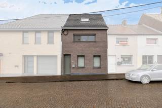 <p>Voor meer info of een bezoek, bel 054 69 39 39 - Deze woning in Erwetegem is<strong> volledig gerenoveerd met kwalitatieve materialen en is werkelijk instapklaar</strong>. Op het gelijkvloers komt u binnen in de ruime living met aangrenzend <strong>de vernieuwde en ingerichte keuken</strong>. Via het schuifraam komt u op <strong>het terras terecht met uitzicht op het groen</strong>. Via een deur in de living hebt u toegang tot de droge en mooi afgewerkte kelder. Op de eerste verdieping bevindt zich een nachthal, een badkamer met ligbad en <strong>een eerste slaapkamer </strong>aan de straatkant. Op de tweede verdieping is er een kleine nachthal en <strong>een ruime tweede slaapkamer van bijna 20m2</strong>. Gunstige<strong> EPC B</strong> zonder renovatieplicht -<strong> Elektriciteit conform</strong> - Asbestveilig. Ideale rustige ligging maar met top verbinding naar centrum en station. (Maatregelen opgenomen in het maatregelenregister: neen)</p>