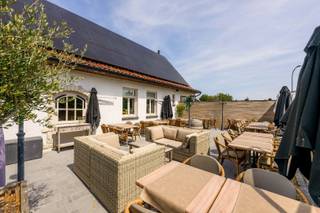 Welkom in dit prachtige horecapand "De Couter" in het pittoreske Pittem.Stap samen met ons binnen in een wereld van warmte en gezelligheid, waar...