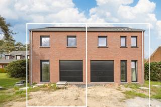 Deze 2 halfopen nieuwbouwwoningen zijn gelegen vlakbij het centrum Booischot, vlakbij openbaar vervoer, scholen, supermarkten en andere handelszaken. <br /><br />De woningen spiegelen elkaar.<br />We komen de woning binnen via de inkomhal. Hier vinden we direct ook het gastentoilet terug. De inkomhal biedt toegang tot een bureau ruimte en tot de leefruimte. De leefruimte geeft rechtstreekse toegang tot de keuken met aansluitend de berging. Verder vinden we op het gelijkvloers ook nog de inpandige garage. <br /><br />Op het eerste verdiep vinden we 3 slaapkamers, een toilet en de badkamer terug. De badkamer is volledig uitgerust met een dubbele lavabo, bad en een inloopdouche. <br />De woning beschikt over 3 slaapkamers, een ruime tuin en een inpandige garage en een ruime zolder.<br /><br />Exclusief aansluitingskosten voor een bedrag van 20.000,00 EURO.<br />Exclusief 21% btw.<br />Incl btw en aansluitingskosten komt dit project op 871.200 euro.<br />Het zijn zeer energiezuinige woningen waardoor u de eerste 5 jaar vrijgesteld bent van onroerende voorheffing. <br /><br /><br />Voor meer info contacteer ons op het nummer +32 15 34 34 54 of mail naar sander.deloose@imovastgoed.be.<br />Bekijk zeker ook onze website www.imovastgoed.be.