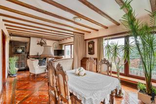 <p>Deze charmante vrijstaande woning ligt op een groen en rustig perceel. De woning heeft een authentieke uitstraling dankzij de met klimop begroeide gevel en de volwassen tuin rondom.<br /><br /><strong>Indeling<br /></strong></p>
<p><strong>Op de eerste étage:</strong> <br />- Een geïnstalleerde keuken met mooi zicht op de tuin.<br />- Badkamer <br />- Twee slaapkamers<br /><br /><strong>Op de tweede étage:<br /></strong>- De ruime zolderverdieping welke tal van mogelijkheden biedt o.a. extra slaapkamer, hobbyruimte, speelkamer of een atelier.</p>
<p><strong>Op de gelijkvloersverdieping: <br /></strong>In de kelder bevindt zich een volledig ingerichte werkplaats.<br />Perfect voor doe-het-zelvers of hobbyisten die extra ruimte nodig hebben.<br /><br /><strong>Algemeen</strong></p>
<p>- Isolatie vloerplaat eerste verdieping 10 cm - Isolatie vloerplaat zolderverdieping 12 cm - Spouwisolatie 5 cm <br />- D-label (324)</p>
<p><strong>BELANGRIJKE VOORWAARDE:</strong></p>
<p>De verkoper behoudt het recht om de woning levenslang te bewonen. Hij zal hiervoor aan de koper een maandelijkse huurprijs voldoen. Dit gebruiksrecht vangt aan op datum van de notariële akte en eindigt automatisch bij het overlijden van de verkoper.</p>