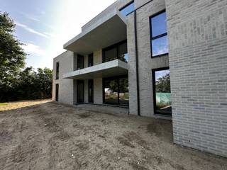 <p><span>Handelsruimte D.0.1 bevindt zich op het gelijkvloers in gebouw D en heeft een oppervlakte van 97 m². Het beschikt over een privé terras van 9m².<br /></span><br />Parkdomein Bloemenhof is een prachtig woonproject in hartje Ravels. De centrale ligging en de aandacht voor duurzame energie maken dit project uniek.<br />In Fase 2 worden 25 appartementen, zowel 1 slaapkamer als ruime dakappartementen gebouwd, met oppervlakten van 63m² tot 136m², allen met terras van 8m² tot 39m². Ook hier zullen er 3 handelsruimtes gebouwd worden.</p>
<p>De ondergrondse parking van fase2 is bereikbaar via inrit aan Blok D en biedt naast de bergingen ook een gemeenschappelijke fietsenberging. <br /><br /><strong>Mooi wonen in hartje Ravels</strong><br /><strong></strong></p>
<p>Residentie Bloemenhof bevindt zich in een groene omgeving op een boogscheut van het kerkplein. Winkels, restaurants, cafés en scholen liggen op wandelafstand of zijn vlot bereikbaar.<br />De busverbindingen naar Turnhout en Tilburg zijn beschikbaar aan Ravels Kerk.</p>
<p><strong></strong></p>
<p><strong>Zin in een wandeling in de vrije natuur?</strong></p>
<p>Dan biedt het Gewestbos Ravels met zijn 850 hectare natuurgebied, het bezoekerscentrum ‘Boshuis’ en de vele wandelpaden geweldig veel mogelijkheden. Het gebied is ook toegankelijk voor ruiters en fietsers.</p>
<p>Het project wordt door LV-architecten omgetoverd tot een ware parel in Ravels. Met hun expertise weten ze een mooie balans tussen hedendaagse architectuur met een luxueuze uitstraling en gebruiksvriendelijkheid te vinden. Op die manier biedt het project niet alleen een moderne woning in een mooie omgeving, maar is er ook voldoende aandacht voor het leefcomfort.</p>
<p>De appartementen worden voorzien van vloerverwarming met warmtepomp. Die zorgt niet enkel voor verwarming, maar ook voor koeling. Zo voelt de woning in de winter gezellig warm aan en geniet je van een aangename temperatuurverlaging in de zomer. Het ventilatiesysteem D zorgt voor voldoende verluchting. <span>Je woonst is ook nog eens voorzien van zonnepanelen Zo hoef je je geen zorgen te maken om hoge energiekosten en kan je volop genieten van een aangenaam binnenklimaat. </span></p>
<p><strong></strong></p>
<p><strong>Fiscale voordelen, kwaliteitsmaterialen en energiezuinigheid</strong></p>
<p>Het project, gebouwd door Woestenborghs Bouwbedrijf, wordt energiezuinig en doordacht gebouwd met oog voor detail alsook akoestische isolatie.<br /><br /><span>Parkdomein Bloemenhof wordt helemaal toekomstproof gerealiseerd en streeft naar een E-peil van 20. Hiermee legt de residentie de lat niet alleen hoger dan de huidige energienormen, maar biedt ze bewoners ook een vrijstelling van onroerende voorheffing over een periode van 5 jaar. Bovendien wordt het energieverbruik tot een minimum herleid door het gebruik van hernieuwbare energiebronnen. </span></p>
<p><strong>Beschermd als koper</strong></p>
<p>De verkoop van Residentie Bloemenhof geschiedt onder de Wet Breyne. Dit garandeert de koper uitgebreide bescherming en ontneemt alle risico’s. U betaalt in schijven naarmate de werken vorderen.</p>
<p><strong>Wil je graag meer weten over dit project?</strong><br /><strong></strong></p>
<p>Wij helpen je graag verder tijdens een afspraak op ons kantoor.<br /><br /><span>Ga naar “NIEUWBOUW” op www.vansweevelt.be voor een overzicht van alle beschikbare eenheden in onze nieuwbouwprojecten.</span></p>
<p>Dit is geen aanbod maar een onderhandelingsvoorstel. Alle informatie onder voorbehoud van materiële vergissingen en/of wijzigingen.</p>