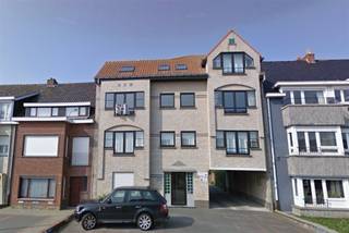 Garage box fermé à quelques pas du Ringlaan et du centre de Wenduine. Taille du garage : 5m40x 3m06. Pas de charges communes supplémentaires...