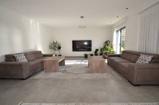 In de woonomgeving van Oudenbos, tussen het groen en de spoorlijn Antwerpen - Gent, vind je deze ruime open bebouwing, die in 2024 een totaalrenovatie onderging.<br />De woning uit 1973 biedt vandaag een verrassend ruime indeling, kwalitatieve afwerking en een zonnige, zuidwest gerichte tuin met verschillende buitenruimtes.<br /><br />Via de ruime inkomhal met ingemaakte kasten kom je in de lichte leefruimte met keramische tegelvloer en vloerverwarming op aardgas. Het nieuwe pvc-schrijnwerk in houtlook zorgt voor een warme, stijlvolle uitstraling.<br /><br />De volledig uitgeruste keuken is voorzien van inductiekookplaat, oven, microgolfoven en vaatwasser. Aansluitend vind je een badkamer (volledig betegeld, met douche, lavabo en toilet), een grote berging en wasplaats, en een praktische bureau met schuifraam naar de tuin. Daarnaast is er een extra doucheruimte met toilet en een ruime veranda met zicht op de tuin.<br /><br />Op de verdieping bevinden zich twee extra ruime slaapkamers met ingemaakte kasten, bereikbaar via een vaste trap vanuit een aparte slaapkamer op het gelijkvloers. De zolder werd volledig uitgeïsoleerd.<br /><br />De tuin is een absolute troef: zonnig, onderhoudsvriendelijk en voorzien van een aparte studio met keuken, ideaal als gastenverblijf, praktijkruimte of hobbyatelier. Een lounge met glazen schuifpanelen zorgt ervoor dat je in elk seizoen van het buitenleven kan genieten. Er is ook een moestuintje voorzien – perfect voor wie graag geniet van groentjes van eigen kweek.