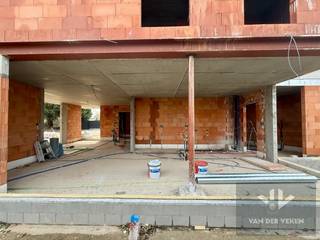 <u><strong>Moderne open nieuwbouwwoning met 3 slaapkamers, 2 badkamers en een inpandige garage</strong></u><br /><br /><u><strong>TROEVEN: </strong></u><br />– 3 volwaardige slaapkamers <br />– 2 badkamers <br />– Energiezuinig <br />– Moderne architectuur<br />- Inpandige garage<br />– Goede bereikbaarheid naar Hasselt, centrum Diepenbeek, autosnelweg E313, … <br />– Veel natuurlijke lichtinval <br />– Riant terras <br /><br />Ontdek deze prachtige hopen nieuwbouwwoning, ontworpen voor wie ruimte, licht en comfort waardeert. De woning beschikt over 3 slaapkamers en 2 badkamers. Het hart van de woning is de open leefruimte, die naadloos de keuken, eet- en zithoek met elkaar verbindt. Grote ramen en een praktische indeling zorgen voor veel natuurlijke lichtinval en een gevoel van vrijheid. Via de woonkamer stapt u zo op het terras, ideaal om te ontspannen of gezellige momenten met familie en vrienden door te brengen.<br />Voor uw comfort is er een inpandige garage, zodat uw auto veilig en beschut staat en u altijd makkelijk toegang heeft tot uw woning. <br /><br />De woning combineert een doordachte indeling met moderne afwerking en veel natuurlijke lichtinval. Een thuis waar elke dag voelt als een vakantie!<br /><br />Deze twee halfopen wooneenheden worden gebouwd op een riant perceel en bevinden zich op een boogscheut van het centrum van Diepenbeek en op slechts enkele minuten van de op- en afrit van de E313.  Diepenbeek heeft een rijk aanbod aan natuurgebieden, wandel- en fietsmogelijkheden, sportfaciliteiten en speeltuinen. Vanuit Diepenbeek is er verder nog veel te beleven bij de buren uit Hasselt, Genk, Bilzen en Kortessem. Deze mooie gemeente is dus de ideale uitvalsbasis voor al het moois dat Limburg te bieden heeft!