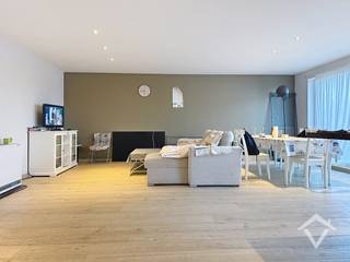 Dit instapklaar ruim appartement op de 1ste verdieping bestaat uit: woonkamer met open geïnstalleerde keuken - berging - nachthal - toilet - 2 slaapkamers - badkamer - terras.<br /><br />Veel parkeermogelijkheid. Afzonderlijke fietsenberging op het gelijkvloers.