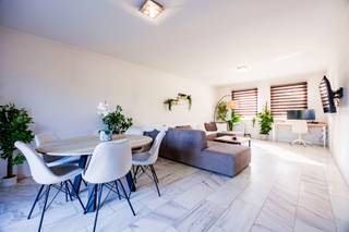 Deze instapklare woning is rustig gelegen vlak bij het prachtige kasteel van Rumbeke en het Sterrenbos, waar je heerlijk kan wandelen in de...