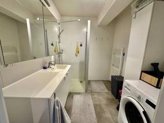 <p><span>Modern appartement met 1 slaapkamer rechtover het station van Waregem.</span></p><p><span> </span></p><p><span>INDELING</span></p><p><span>Het appartement omvat een inkomhal met toilet, een living met open keuken voorzien van alle comfort, een ruime slaapkamer en een badkamer met inloopdouche.</span></p><p><span>Verder hoort er bij het appartement een  autostaanplaats.</span></p><p><span> </span></p><p><span>PRAKTISCH</span></p><p><span>Het appartement is verhuurd aan 650€ huur/maand en 60 € gemeenschappelijke kosten.</span></p><p><span>Epc A label.</span></p><p><span>Elektriciteit is conform.</span></p><p><span>Het appartement is geschilderd en van armaturen en gordijnen voorzien.</span></p><p><span> </span></p><p><span>Voor meer info en/of het maken van een afspraak bel Eefje van Immo D'hondt 0498 88 88 89.</span></p>