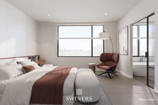 **VERKOOP VALT ONDER REGISTRATIE ** GEEN BTW<br />Voor meer info en foto’s, surf naar www.swevers.be – In het rustige Viversel (Heusden-Zolder) vind je deze instapklare nieuwbouwwoning terug op 3a32, ideaal voor wie een comfortabel gezinslevens wenst en eventueel zelfs een beroep aan huis wenst uit te oefenen. Het pand maakt deel uit van een kleinschalig, uiterst kwalitatief nieuwbouwproject en biedt 175 m² bewoonbare oppervlakte. Je treft hier een fantastisch lichtrijke leefruimte aan met open keuken. Verder bevindt zich gelijkvloers een aparte ruimte (36 m²) met eigen toegang – perfect voor uw beroepsuitoefening, extra leefruimte of slaapkamer, berging etc. Op de verdieping zijn er drie slaapkamers (waarvan één met ensuite badkamer), een extra douchekamer en een wasplaats. De zuidgerichte tuin met aangelegd terras zorgt voor optimale buitenbeleving. Zonnepanelen, warmtepomp met passieve koeling, vloerverwarming én wandverwarming maken dit een duurzaam huis. Centrale ligging nabij E314, school, openbaar vervoer en ontspanning. Voor meer informatie, bel 011 255 155. Bron bewoonbare oppervlakte: EPC – verslag.