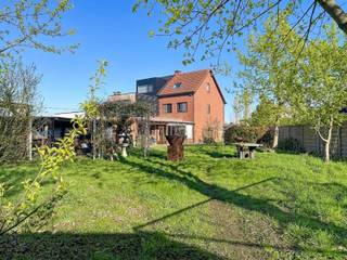 Gelegen tussen de dorpskernen van Oelegem en Ranst, tevens goede uitvalsbasis naar Antwerpen.PERCEELGrote en volledig afgesloten tuin.Garage en...