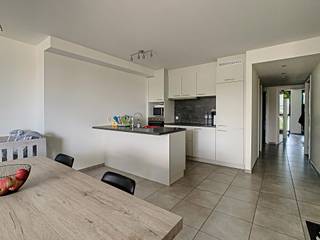 <p>Dit aangename appartement is gelegen in de <strong>Schorsmolenstraat 32 in Mechelen</strong>, in een verzorgde residentie met een rustige en aangename woonomgeving. De lichtrijke leefruimte sluit mooi aan op de open, volledig uitgeruste keuken en biedt dankzij de grote raampartijen een aangename woonbeleving. Vanuit de leefruimte is er rechtstreeks toegang tot het terras.</p><p>Het appartement beschikt over <strong>twee slaapkamers</strong>, een badkamer met inloopdouche en wastafel en een aparte berging. Daarnaast is er een <strong>ondergrondse autostaanplaats</strong> aanwezig, wat zorgt voor extra comfort.</p><p>De Schorsmolenstraat bevindt zich op korte afstand van het centrum van Mechelen en biedt een vlotte verbinding naar winkels, openbaar vervoer en belangrijke invalswegen.</p><ul><li><p><strong>Beschikbaar vanaf 1 december 2026.</strong></p></li><li><p><strong>gemeenschappelijke kosten: €85/ maand</strong></p></li><li><p><strong>lift aanwezig! </strong></p></li><li><p><strong>Vraag uw bezoek uitsluitend aan via de website van Malines Group!</strong></p></li></ul>