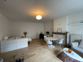 Ruime en lichtrijke studio met buitenruimte op een uitstekende locatie in het hartje van Leuven.De studio is gelegen op de 2de verdieping en is...