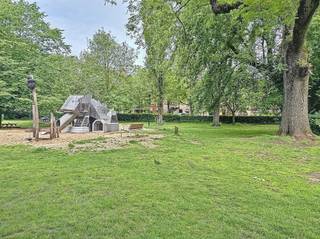 <p><span> </span></p><p><span>BEZOEKMOMENT VOLZET</span></p><p><span>Gelegen tussen het gezellige Muinkpark en het Koning Albertpark geniet dit lichtrijke appartement van een uitstekende ligging voor wie graag rustig woont, met het bruisende stadsleven binnen handbereik.</span></p><p><span>Via de inkomhal met apart gastentoilet komt u terecht in de ruime en zonnige leefruimte (28 m²), waar de sierhaard voor extra charme zorgt. De volledig ingerichte keuken beschikt over een dubbele spoelbak, vaatwasser, gasvuur, oven, dampkap en koelkast met diepvriesvak. Aansluitend bevindt zich een praktische berging met ingemaakte kasten.</span></p><p><span>Verder biedt het appartement twee volwaardige slaapkamers van 13,5 m² en 16 m², een aparte dressing met ingemaakte kasten en een handige wasplaats. De badkamer is uitgerust met een dubbele wastafel, een tweede toilet en een ligbad met douchescherm.</span></p><p><span>Als extra troef beschikt de residentie over een gemeenschappelijke fietsenberging.</span></p><p><span>Op zoek naar een ruim, lichtrijk appartement op een toplocatie in Gent? Dan is dit zonder twijfel een bezoek waard!</span></p>