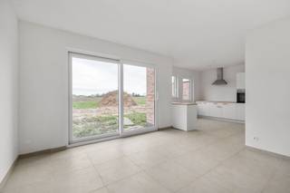 Op een uiterst rustige en landelijke locatie in Pottes (Celles) bevindt zich deze energiezuinige halfopen nieuwbouwwoning. Hier geniet u dagelijks van rust, ruimte en prachtige vergezichten over de omliggende velden, terwijl voorzieningen en verbindingswegen vlot bereikbaar blijven.<br /><br />Bij het betreden van de woning komt u terecht in de inkomhal met gastentoilet. Van hieruit heeft u toegang tot de lichtrijke leefruimte, waar grote raampartijen zorgen voor een aangename connectie met de tuin (die nog wordt aangelegd) en het omliggende landschap. De open keuken werd volledig uitgerust met alle hedendaagse toestellen en vormt samen met de woonkamer een gezellige en functionele leefomgeving.<br /><br />Verder beschikt het gelijkvloers over een ruime inpandige garage, die naast parkeergelegenheid ook extra opslagmogelijkheden biedt.<br /><br />Op de eerste verdieping bevinden zich drie volwaardige slaapkamers, een afzonderlijk toilet en een ruime badkamer (die nog geschilderd wordt) uitgerust met een ligbad, douche en dubbele wastafel. Dankzij de doordachte indeling biedt deze woning alle comfort voor gezinnen die op zoek zijn naar een kwalitatieve nieuwbouwwoning.<br /><br />Ook op technisch vlak voldoet deze eigendom aan de hedendaagse normen. Zo beschikt de woning over vloerverwarming op aardgas, zonnepanelen en een regenwaterput van maar liefst 10.000 liter, wat bijdraagt aan een energiezuinige en duurzame woonervaring.<br /><br />De absolute troef van deze eigendom is zonder twijfel het prachtige open zicht op de achterliggende velden, waardoor u elke dag kan genieten van een uniek gevoel van rust en vrijheid.<br /><br />De woning is onmiddellijk beschikbaar.<br /><br />Interesse in deze nieuwbouwwoning in Pottes? Dien dan eenvoudig uw bezoekaanvraag in via de website van Immo Francois. Wij nemen graag contact met u op om een bezoekmoment in te plannen.<br /><br />