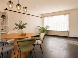 <p><span>Charmante woning met eigentijdse uitstraling, optimaal wooncomfort en heel energiezuinig dankzij de grondige totaalrenovatie. Dit alles op een idyllische locatie in Wachtebeke</span></p><p><span> </span></p><p><span>Op zoek naar jouw eigen thuis? Deze volledig gerenoveerde woning aan Overslag 58A in Wachtebeke combineert hedendaags wooncomfort met de rust en charme van een landelijke omgeving. Instapklaar, energiezuinig en met een gezellige tuin: hier kan je meteen je verhaal beginnen.</span></p><p><span> </span></p><p><span>Bij het binnenkomen verwelkomt de inkomhal je met een gastentoilet en een handige ingemaakte kast. Vervolgens kom je in de aangename leefruimte, waar een praktische schuifwand een flexibele ruimte creëert voor bijvoorbeeld een bureau, hobbyhoek of extra opbergruimte.</span></p><p><span>De open keuken sluit mooi aan bij de leefruimte en vormt het gezellige hart van de woning. Aansluitend bevindt zich een handige berging, met onder meer de aansluiting voor de wasmachine.</span></p><p><span>Op de eerste verdieping vind je een mooie eerste slaapkamer en een verzorgde badkamer. Vanuit de badkamer met douche is er toegang tot de tweede slaapkamer. Er is een zolderluik voor extra opbergruimte.</span></p><p><span>Ook buiten valt er heel wat te genieten. De woning beschikt over een gezellige tuin met achterpoortje, ideaal om op zonnige dagen te ontspannen of gezellig te tafelen.</span></p><p><span> </span></p><p><span>De woning werd volledig gestript en onderging een totaalrenovatie met zeer kwalitatieve materialen en nieuwe binnendeuren. Er is ook een volledig nieuw dak inclusief gootwerk, isolatie en afwerking in zwarte trespa.</span></p><p><span>Je geniet hier dan ook van een eigentijdse look & feel en het comfort van een woning waar je zonder grote werken kan intrekken.</span></p><p><span>Bovendien beschikt de woning over een top EPC-label B. De plaatsing van de zonnepanelen is reeds voorzien door de verkoper en is momenteel nog in uitvoering. De woning wordt dus verkocht met zonnepanelen, hybride omvormer en plaats voor een evt. thuisbatterij. Dit zal de huidige energiescore uiteraard nog eens verbeteren!</span></p><p><span> </span></p><p><span>De ligging in Overslag, Wachtebeke is een echte troef. Je woont hier in een idyllische, landelijke en rustige omgeving, met dat heerlijke gevoel van een gezellig dorp waar het leven nog net dat tikkeltje rustiger aanvoelt. Op wandelafstand bevind zich een heel goed aangeschreven basisschool.</span><span> </span></p><p><span>Ook voor jonge gezinnen en liefhebbers van buitenruimte is de omgeving bijzonder aangenaam. Recht tegenover de woning werd een nieuw pleintje aan de kerk aangelegd, met een bankje en een speeltuig. En parkeren? Dat kan gewoon gratis in de straat voor en achter het huis.</span></p><p><span>Kortom: een charmante, volledig gerenoveerde en instapklare woning met een eigentijdse uitstraling, een leuke tuin en een rustige, landelijke ligging. De ideale plek voor wie zijn eerste woonst zoekt en meteen wil genieten van comfort, sfeer en gezelligheid.</span></p><p><span> </span></p><p><span>Welkom thuis in Overslag 58A WACHTEBEKE!</span></p><p><span> </span></p><p><span>Voor meer info: contacteer vastgoedmakelaar </span></p><p><span>Bellina: BEL: 0471/200189 | MAIL: bellina@maximm.be</span></p>