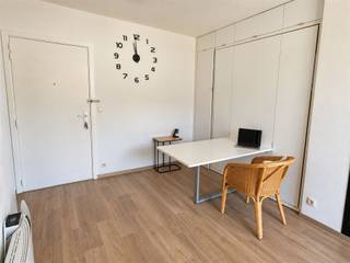 Studio op de 3de verdieping in het centrum van het bruisende Mechelen op loopafstand van diverse stadsparken, culturele hotspots, restaurants, gezellige boetieks en winkels, tevens voorzien van zonnig terras met uitzicht op de Bruul.Het slimme ontwerp van de studio maximaliseert de compacte, doch volledig uitgeruste woonruimte(met bed in ingemaakte kast) ten volle.De keuken is voorzien van een keramische kookplaat met dampkap, oven, dubbele spoeltafel met verlek, & ingebouwde koelkastTot slot is er een privatieve kelderberging (nr. 11) inbegrepen en kan u vrij gebruik maken van de gemeenschappelijke fietsenberging.Ervaar het comfort, de stijl en het gemak van wonen in de stad met deze gezellige reeds vernieuwde studio.