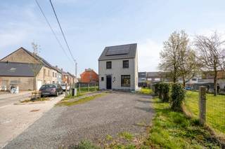 <p>Deze moderne woning, slechts 2 jaar oud, is volledig afgewerkt volgens de hedendaagse normen. Met een uitstekend EPC A (19kWh/m²), zonnepanelen, ventilatiesysteem van Renson en conforme elektriciteit, bent u hier volledig klaar voor de toekomst.</p>
<p>De woning heeft op de bovenverdieping 3 slaapkamers en een stijlvolle badkamer met bad én inloopdouche. Daarnaast is er ook nog een aparte toilet. Handige bergzolder voor het stockeren van spullen of een extra ruimte.</p>
<p>Beneden vormt de lichtrijke leefruimte met open keuken het hart van de woning en geeft deze rechtstreeks uit op het mooi aangelegd terras en tuin. Er is ook een extra bergruimte aanwezig voor wasmachine en droogkast.</p>
<p>Buiten geniet je van een gezellige overdekte zitplaats achteraan en een praktisch tuinhuis. Vooraan de woning is er een ruime oprit met plaats voor 3 wagens! Aansluiting voor laadpaal zit klaar.</p>
<p>Gelegen in een rustige straat nabij het centrum en station van Erembodegem en de op- en afrit van de E40. Ideaal voor wie rustig wil wonen met alle bereikbaarheid binnen handbereik.</p>
<p>Kom deze stijlvolle woning nu bekijken! Mogelijkheid om aan te kopen aan 2 % registratierechten.</p>