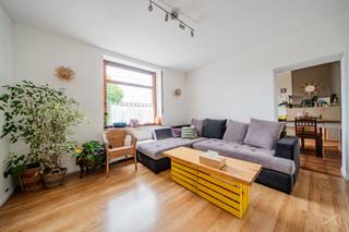 <p>We Invest Hesbaye biedt deze open bebouwing aan in Oteppe, gelegen in een rustige omgeving. Na renovatie beschikt u over een echte parel in een landelijke en rustige omgeving!</p>
<p><strong>Indeling:</strong><br />Gelijkvloers: inkomhal, lichtrijke woonkamer met houtkachel open naar de keuken, apart toilet, stookruimte en garage voor 1 wagen.</p>
<p>Eerste verdieping: nachthal, 3 slaapkamers (42 m², 10 m², 10 m²), badkamer en apart toilet.</p>
<p>Tweede verdieping: inrichtbare zolder van 23 m².</p>
<p><strong>Buiten:</strong><br />Terras van 41 m², voor- en achtertuin, evenals 4 parkeerplaatsen.</p>
<p><strong>Technische kenmerken:</strong><br />Centrale verwarming op stookolie (Viessmann), warmwaterproductie via een Bulex-boiler van 150 L, houten ramen met dubbele beglazing, slimme elektriciteitsmeter, dak in terracotta dakpannen.</p>
<p><strong>Energieprestatie:</strong><br />EPC: F - 449 kWh/m².jaar - 102.277 kWh/jaar – 20260513041227</p>
<p>Aanbod onder voorbehoud van aanvaarding door de eigenaars.</p>
<p>Bezoek gewenst?<br />Om andere exclusieve opportuniteiten te ontvangen, neem rechtstreeks contact met ons op!<br />Wij begeleiden u bij uw aankoop- of investeringsproject, evenals bij uw verkoopproject.<br />GRATIS en VRIJBLIJVENDE schatting van uw eigendom door uw expert: 0499/19.26.45</p>