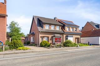 Deze halfopen bebouwing met 3 slaapkamers is gunstig gelegen te Mol-Achterbos. Alle faciliteiten zoals winkels, horeca, scholen en openbaar vervoer bevinden zich in de nabije omgeving. Dankzij de ligging nabij de N18 zijn zowel de woning als omliggende gemeenten vlot bereikbaar.<br /><br />Indeling:<br />De woning wordt betreden via de inkomhal, die toegang biedt tot de keuken en de ruime woonkamer met gezellige houtkachel. Via de keuken is er toegang tot de kelder. Achteraan bevindt zich een apart toilet, een ruime berging/wasplaats met douche en een aangename veranda.<br /><br />Op de eerste verdieping bevinden zich drie slaapkamers en een badkamer met bad, toilet en wastafel.<br /><br />Buiten geniet u van een ruime tuin met garage en achterliggende berging. De tuin is achteraan bereikbaar via een recht van doorgang.<br /><br />Extra troeven:<br />- Zeer veel potentieel<br />- Achterliggende bereikbaarheid via recht van doorgang<br />- Ruime tuin<br />- Achteraan gelegen in agrarisch gebied<br /><br />Renovatieverplichting voor residentiële gebouwen is van toepassing. Meer info: https://energiesparen.be/renovatieverplichting.<br /><br />Voor meer informatie of een bezoek, neem contact met ons op via info@vastengoed.be of bel naar 014/72 73 74.<br /><br />(Wenst u een gratis schatting van uw eigendom? Neem contact met ons op via 014/72 73 74.)