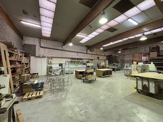 Ontdek deze ruime loods van ca. 420 m², gelegen op een terrein van 7a04ca in het centrum van Merchtem. Deze eigendom biedt niet alleen veel opslag- of werkruimte, maar ook een unieke ontwikkelingskans aan de straatzijde!Dankzij de ligging binnen het RUP Merchtem Centrum – deelgebied 1 (zone voor hoofdstraten), biedt dit perceel interessante bouwmogelijkheden voor de toekomst.Volgens de voorschriften zijn er volgende mogelijkheden:-Bouwdiepte: max. 17 m op het gelijkvloers (25 m bij andere bestemmingen dan wonen), 15 m op het eerste verdiep.-Bouwhoogte: max. 9,6 m (plat dak) of 12 m (hellend dak).-Bestemmingen: eengezinswoningen, meergezinswoningen of cohousing.-Tot 3 volwaardige bouwlagen toegelaten.Kortom: een loods met potentieel voor wie zoekt naar een combinatie van werkruimte en projectgrond in een centrale ligging nabij winkels, openbaar vervoer en voorzieningen.Een unieke opportuniteit voor ondernemers, investeerders of projectontwikkelaars!