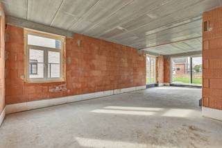 <p>Ontdek deze nieuwbouw halfopen bebouwing op een perceel van 344 m², gelegen op een rustige maar tegelijk centrale locatie. Met een bewoonbare oppervlakte van 206 m² biedt deze woning alle ruimte en comfort die een gezin nodig heeft. Op het gelijkvloers vindt u een lichtrijke living met aansluitende keukenruimte, een badkamer en een praktische berging. Op de eerste verdieping zijn er drie ruime slaapkamers voorzien en een badkamer, terwijl het tweede verdiep nog eens twee extra slaapkamers en een berging telt – ideaal voor een groot gezin of wie nood heeft aan een bureau of hobbykamer.<br /><br />De woning wordt wind- en waterdicht verkocht, waardoor u zelf nog uw persoonlijke toets kan toevoegen aan de afwerking: keuze van vloeren, keuken, badkamer en meer. Offertes voor verdere afwerkingen zijn beschikbaar. De voegwerken zijn reeds inbegrepen in de prijs, waarbij u als koper de vrijheid hebt om de kleur te kiezen. Daarnaast is ook een oprit in steenslag voorzien.<br /><br />Koop voor 31/12/2025: gratis aanleg van terras en tegels naar keuze!</p>
<p>Kortom: een ruime en moderne gezinswoning met tal van mogelijkheden, op een toplocatie waar rust en bereikbaarheid hand in hand gaan.<br /><br />Aankoop onder 21% BTW.</p>