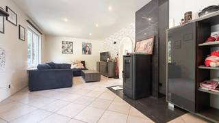 Bij ImmoFusion 7/7 “open huis” : klik op onze 3D-TOUR.<br />Ervaar vastgoed alsof je er zelf doorloopt!<br /><br />Stap binnen in deze aangename woning gelegen aan de Hemelstraat 23. Dankzij de praktische indeling, drie volwaardige en lichtrijke slaapkamers, een moderne badkamer, een volledig geïnstalleerde keuken en een grote tuin met voldoende parkeermogelijkheden, is dit een woning die meteen een comfortabel thuisgevoel weet te creëren.<br />Bij binnenkomst kom je terecht in de inkomhal. Meteen rechts bevindt zich de eerste volwaardige slaapkamer. Dankzij de aanwezige lichtinval is dit een aangename slaapkamer. Een stukje verder aan de rechterzijde vinden we de mooie, moderne badkamer.<br /><br />Wanneer je verder door de inkomhal loopt, kom je de overige twee volwaardige en lichtrijke slaapkamers tegen. De woning beschikt hierdoor over maar liefst drie volwaardige slaapkamers, ideaal voor gezinnen.<br /><br />Verderop kom je in de moderne en volledig geïnstalleerde keuken. Deze vormt het praktische hart van de woning en biedt alles wat nodig is om dagelijks comfortabel te koken. Vanuit de keuken heb je toegang tot de woonkamer, die daarnaast ook rechtstreeks vanuit de inkomhal bereikbaar is. Zo geniet je van een aangename en praktische circulatie doorheen de woning.<br /><br />Verder beschikt de woning over een handige wasruimte en een garage, wat zorgt voor extra comfort en praktische bergruimte. Ook boven is er een mooie troef aanwezig: over de volledige woning bevindt zich een grote, ruime zolder. Deze biedt heel wat mogelijkheden en kan naar eigen behoefte gebruikt worden als extra opslagruimte.<br />Ook buiten heeft deze woning heel wat te bieden. Je beschikt over een grote tuin met voldoende parkeermogelijkheden voor de woning. <br /><br />De combinatie van de praktische indeling, drie volwaardige slaapkamers, een moderne badkamer, volledig geïnstalleerde keuken, wasruimte, garage, bijzonder ruime zolder en grote tuin maakt van deze woning aan de Hemelstraat 23 een interessante opportuniteit voor wie op zoek is naar een comfortabele gezinswoning met voldoende ruimte.<br /><br />Pluspunten:<br />- 3 volwaardige en lichtrijke slaapkamers<br />- Moderne badkamer<br />- Moderne en volledig geïnstalleerde keuken<br />- Praktische inkomhal<br />- Ruime woonkamer<br />- Handige wasruimte<br />- Grote, ruime zolder over de volledige woning<br />- Grote tuin<br />- Voldoende parkeermogelijkheden<br />- Aangename gezinswoning<br />Maatregelen opgenomen in het Maatregelenregister: nee<strong><br /></strong><br />Voor een bezichtiging ter plaatse of meer info, bel ons op 078/78.78.70, of kom gewoon binnen op ons kantoor, steeds welkom!