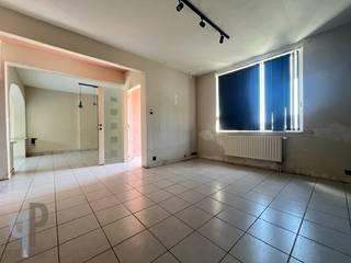 Aan de rand van Zottegem vinden we deze te renoveren woning, bestaande uit een leefruimte, met toegang tot het terras en de tuin, een keuken, veranda en badkamer. Op het verdiep zijn er 3 slaapkamers voorzien en een nachttoilet. De zolder is bereikbaar via een vaste trap en ingericht als kamer. Achteraan is er een tuin en ruime tuinberging. Naast de woning treffen we nog een ruime garage. Deze woning beschikt eveneens over een kelder. cv op propaangas en reeds dubbele beglazing. Mits de nodige renovaties om te toveren tot een gezellige gezinswoning! Voor meer inlichtingen of een bezoek, contacteer Veronique 0483/676579