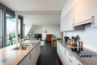 <h3><span>Instapklaar appartement met prachtig zonneterras</span></h3>
<p>Bent u op zoek naar een ruim appartement met drie slaapkamers in Dilbeek? Dan stellen wij u graag dit instapklare appartement voor met een bewoonbare oppervlakte van 109 m². Gelegen langs de Ninoofsesteenweg, op wandelafstand van het centrum, winkels, scholen en openbaar vervoer, geniet dit appartement van een uitstekende bereikbaarheid.<br /><br />Met de wagen sta je vlot op de op-en afrit van de Ring.</p>
<p><span>Indeling<br /></span> <br />Het appartement bevindt zich op de derde en tevens bovenste verdieping van een kleinschalige residentie, gebouwd in 2010.</p>
<p>Wat dit appartement onderscheidt van vele andere, is het uitzonderlijke ruimtegevoel en de overvloedige lichtinval.</p>
<p>Bij het binnenkomen wordt u verwelkomd in een aangename woon- en eetkamer met open keuken. De volledig uitgeruste keuken beschikt over een praktisch eiland met verlengd werkblad. Aansluitend bevindt zich een handige berging met aansluitingen voor wasmachine en droogkast.</p>
<p>Dankzij de grote raampartijen genieten zowel de leefruimte als de keuken van een prachtige natuurlijke lichtinval. Vanuit de keuken heeft u bovendien rechtstreeks toegang tot het zuidgerichte terras van 12 m², waar u in alle rust kunt genieten van de zon en een mooi open zicht.</p>
<p>Via de nachthal bereikt u drie slaapkamers van 15,5 m², 11 m² en 8 m², een badkamer met ligbad, een apart toilet en nog een aparte douchekamer.</p>
<h3>Extra troeven</h3>
<p>✔ EPC-score B<br />✔ Elektrische installatie conform<br />✔ Privatieve kelderberging<br />✔ Zuidgericht zonneterras met open zicht</p>
<p>Daarnaast bestaat de mogelijkheid om een <span>ondergrondse staanplaats aan te kopen voor een meerprijs van € 30.000</span>.<br /><br />Dit appartement is uiterst geschikt voor koppels, gezinnen én investeerders. <br />Het appartement wordt momenteel verhuurd aan €1.181 en zal vrij zijn bij akte.</p>
<p>Interesse in een bezoek? Contacteer ons via <strong>info@impromove.be</strong> of telefonisch op <strong>02 887 80 56</strong>.</p>