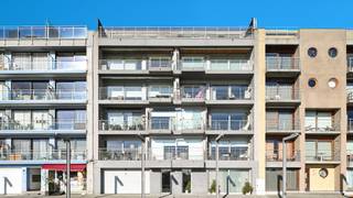 Groot appartement met 2 slaapkamers en een schitterend terras in de residentie Slipway te Zeebrugge. Een verzorgde residentie gebouwd in 2007, gelegen op de Rederskaai met een mooi panoramisch zicht over de jachthaven. <br /><br />De woonkamer met een gevelbreedte van 7m25 ligt perfect gericht naar de zon en geniet van een aangenaam zicht. Aansluitend aan de leefruimte een schitterend terras met voldoende ruimte voor het plaatsen van een tafel en/of ligstoelen. De keuken is open en volledig ingericht met alle nodige apparatuur. Achteraan het appartement twee ruime volwaardige slaapkamers beiden voorzien van maatkasten. Ook de badkamer is verzorgd en voorzien van een douche. In de inkomhal ingemaakte kasten en een gastentoilet. <br /><br />Een appartement op een leuke ligging en aangename zichten en dit in een gebouw waar ook de gemene delen netjes verzorgd zijn. Het terras is een grote troef, de indeling is doordacht en er is voldoende bergruimte aanwezig. Er is de mogelijkheid om één of zelf twee garageboxen aan te kopen op de gelijkvloerse verdieping van het gebouw. <br /><br />Meer informatie of een vrijblijvend bezoek? Contacteer Willem Cauwels: 050/89.27.70