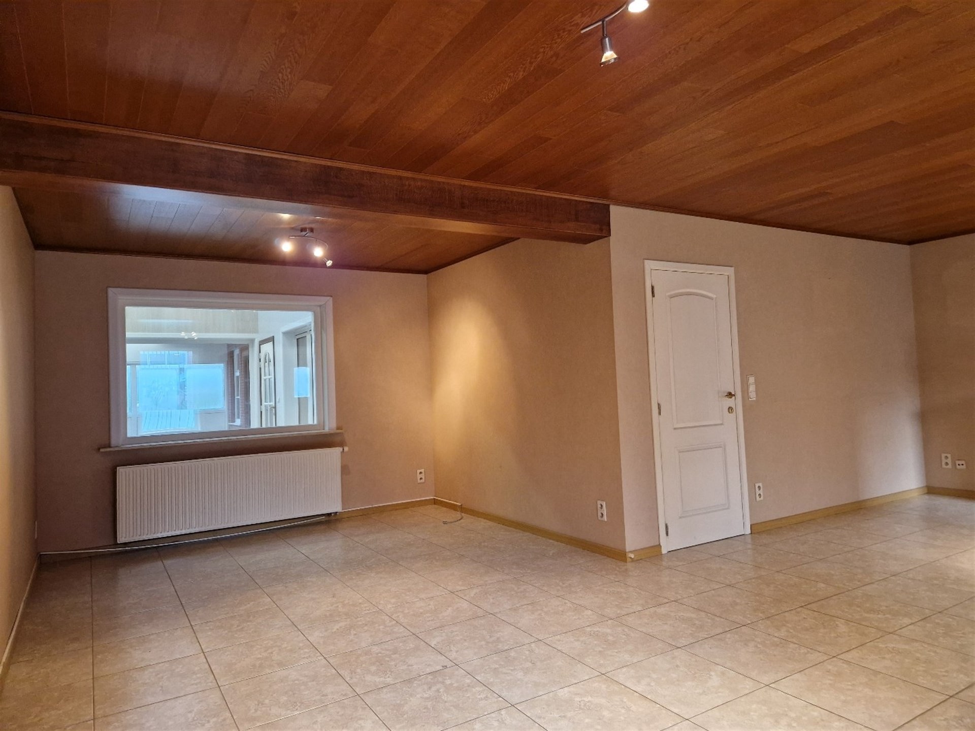 Gunstig gelegen verrassend ruime 3 slaapkamer woning met koer en garage. - foto 3