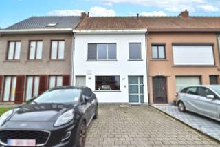 Welkom in een woning waar ruimte, licht en zuidgerichte tuinbeleving hand in hand gaan!Op een zuidgericht perceel van 302 m² bevindt zich deze solide...