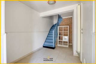 <strong>Immo Van Middelem verkoopt deze goed onderhouden, instapklare bel-etage gezinswoning met 3 slaapkamers, een garage en tuin op een perceel van +/- 1a70ca.</strong><br /><br />Ze is gelegen in een heel rustige en kindvriendelijke wijk te Dilbeek, met een uitstekende bereikbaarheid: nabijgelegen winkels zoals Carrefour en Westland Shopping, een vlotte bereikbaarheid met het openbaar vervoer (De Lijn), en gemakkelijke toegang tot belangrijke verbindingswegen. Ook de kinderboerderij 'Het Neerhof' bevindt zich op wandelafstand.<br /><br />De indeling is als volgt:<br />- GELIJKVLOERS: inkomhal, WC, garage met berging en wasplaats, toegang tot de tuin;<br />- 1e VERDIEPING: hal, woonkamer (eetplaats en salon) en open keuken met toegang tot terras;<br />- 2e VERDIEPING: nachthal, badkamer met WC, 3 slaapkamers waarvan 1 met dressing; <br /><br />Betonnen welfsels. <br />Centrale verwarming op gas.<br />Elektriciteit conform tot 2042!<br />EPC: 175 kwh/m².jaar - label B (UC: 3576959).<br />Vrij bij akte.<br /><br />Ze is gelegen in een heel rustige en kindvriendelijke wijk te Dilbeek, met een uitstekende bereikbaarheid: nabijgelegen winkels zoals Carrefour en Westland Shopping, een vlotte bereikbaarheid met het openbaar vervoer (De Lijn), en gemakkelijke toegang tot belangrijke verbindingswegen. Ook de kinderboerderij 'Het Neerhof' bevindt zich op wandelafstand.<br /><br />De indeling is als volgt:<br />- GELIJKVLOERS: inkomhal, WC, garage met berging en wasplaats, toegang tot de tuin;<br />- 1e VERDIEPING: hal, woonkamer (eetplaats en salon) en open keuken met toegang tot terras;<br />- 2e VERDIEPING: nachthal, badkamer met WC, 3 slaapkamers waarvan 1 met dressing; <br /><br />Betonnen welfsels. <br />Centrale verwarming op gas.<br />Elektriciteit conform tot 2042!<br />EPC: 175 kwh/m².jaar - label B (UC: 3576959).<br />Vrij bij akte.