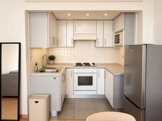 Dit aangename appartement is gelegen aan de Belgiëlei in Antwerpen, op een centrale en bijzonder vlot bereikbare locatie. Winkels, horeca, openbaar vervoer en het stadscentrum bevinden zich op korte afstand. Het appartement beschikt over een lichtrijke leefruimte, een praktische ingerichte keuken, een slaapkamer, een badkamer en een apart toilet. Dankzij de functionele indeling en centrale ligging is dit appartement ideaal voor zowel eigen bewoning als investering.<br /><br />Indeling:<br /><br />Inkomhal met vestiaire, laminaat. Afzonderlijk toilet.<br />Living: +/- 22 m², laminaat.<br />Ingerichte keuken voorzien van een dubbele afwasbak, kastruimte, keramische kookplaat met 4 kookzones, koelkast met vriesvak, combi-oven, vaatwasser en dampkap +/-3 m².<br />Slaapkamer: +/- 14 m², laminaat, ingemaakte kasten.<br />Badkamer: +/- 2,5 m², voorzien van een douche en lavabo.<br /><br />CV op gas met meters.<br /><br />